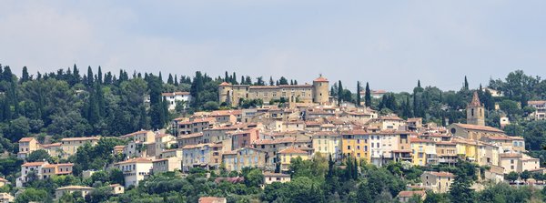 Est-il possible de trouver une location de vacances en Provence avec des ateliers de lavande et des randonnées dans les champs?